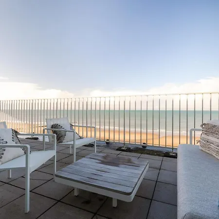 Modern Penthouse With Magnificent Sea Views *